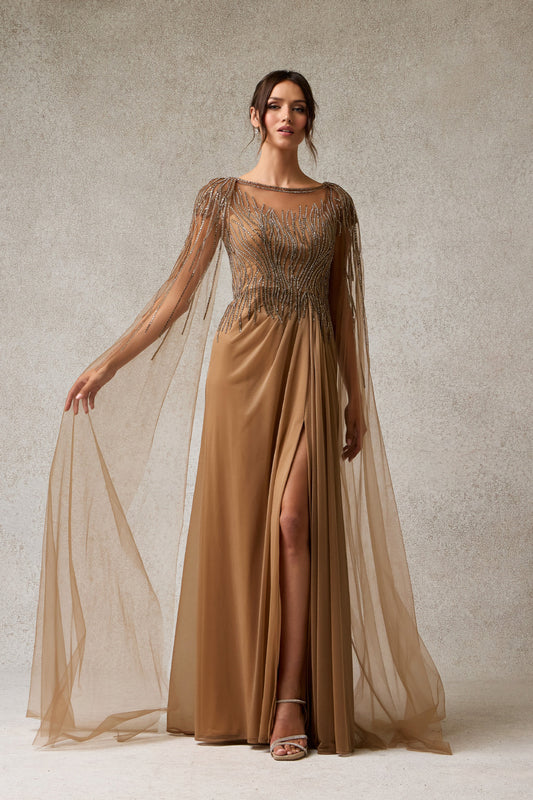 Vestido de Chiffon, Con Mangas Largas Tipo Capa, Aplicaciones de Lentejuelas y Abertura en la Pierna, color Mocha