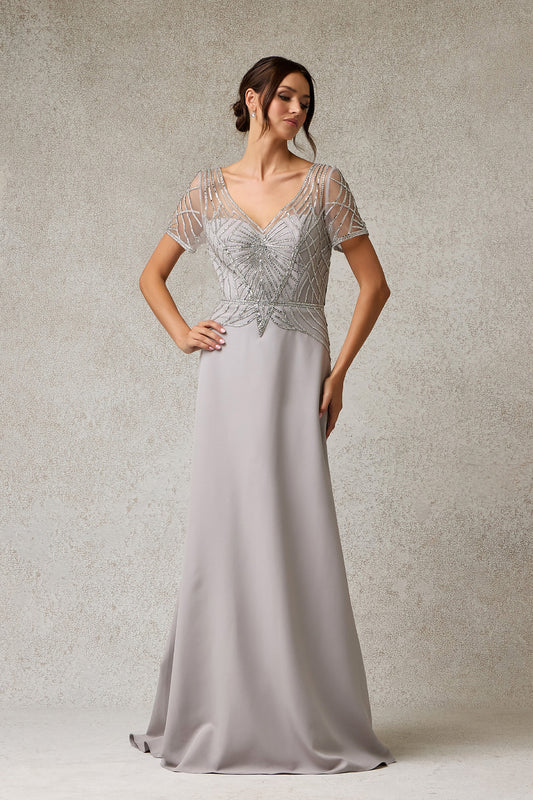 Vestido Corte en A, Manga Corta Escote en V con Aplicaciones de Cristales y Lentejuelas, Color Silver