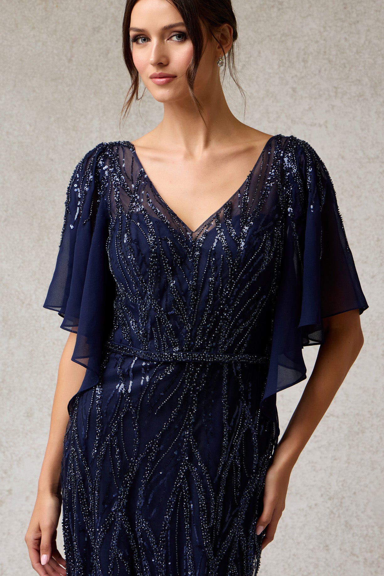 Vestido Con Escote en V, Manga Corta, de Tul con Aplicaciones en Cristales y Lentejuelas, Color Navy