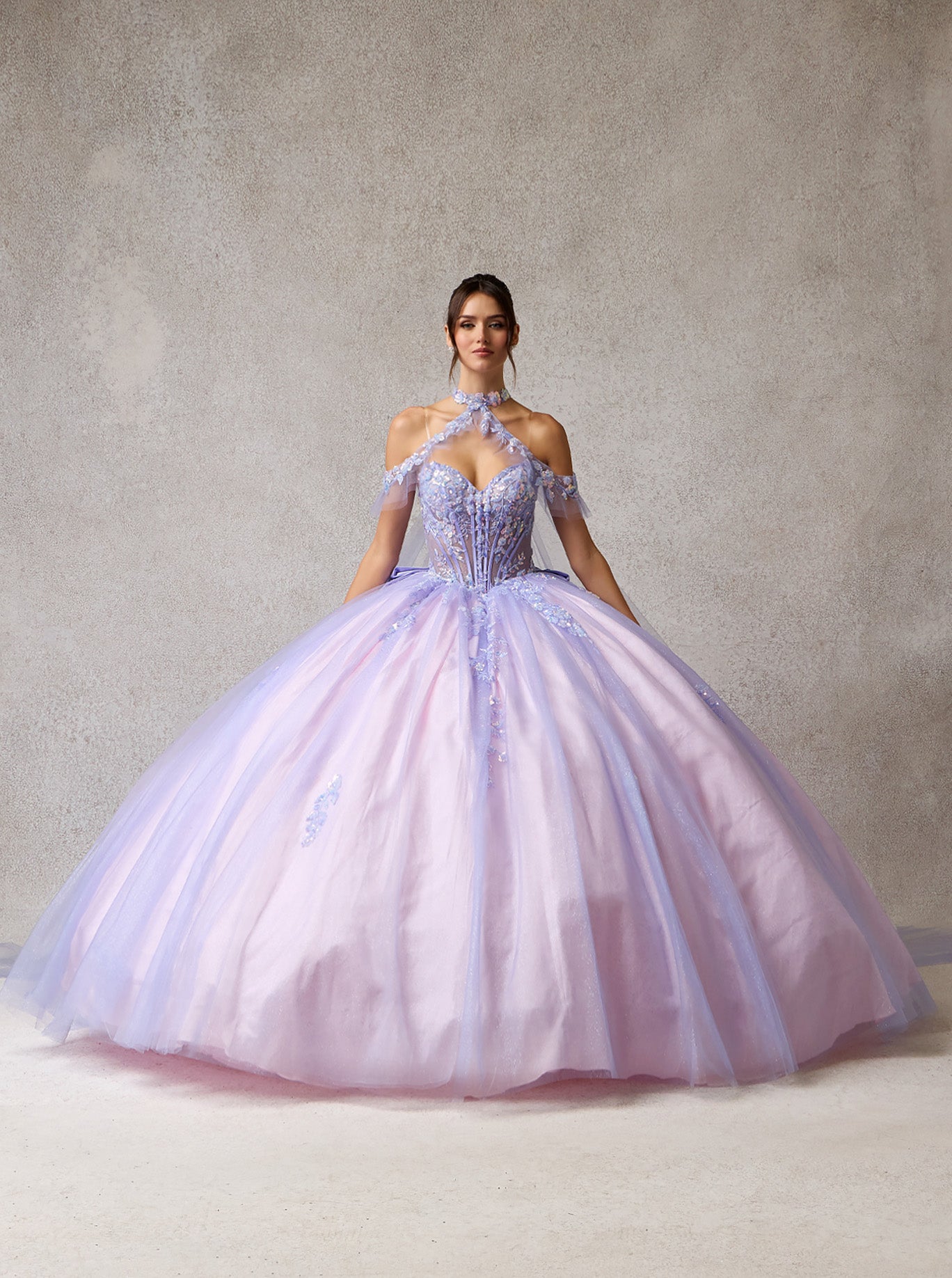 Vestido de Fiesta de Tul, Bordado, con Encaje Brillante, Cristales, Cuentas y Lentejuelas, Con Escote Halter y Capa Desmontable, Color Lilac