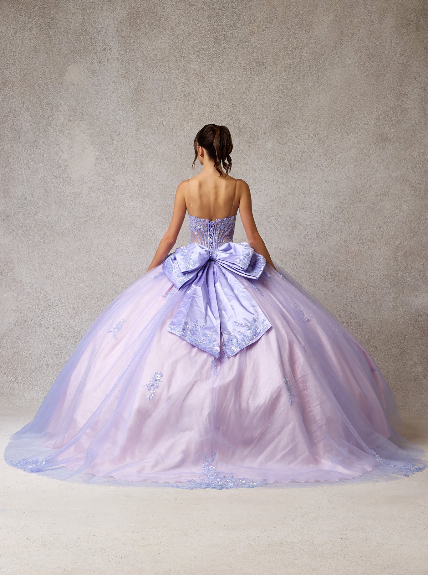 Vestido de Fiesta de Tul, Bordado, con Encaje Brillante, Cristales, Cuentas y Lentejuelas, Con Escote Halter y Capa Desmontable, Color Lilac