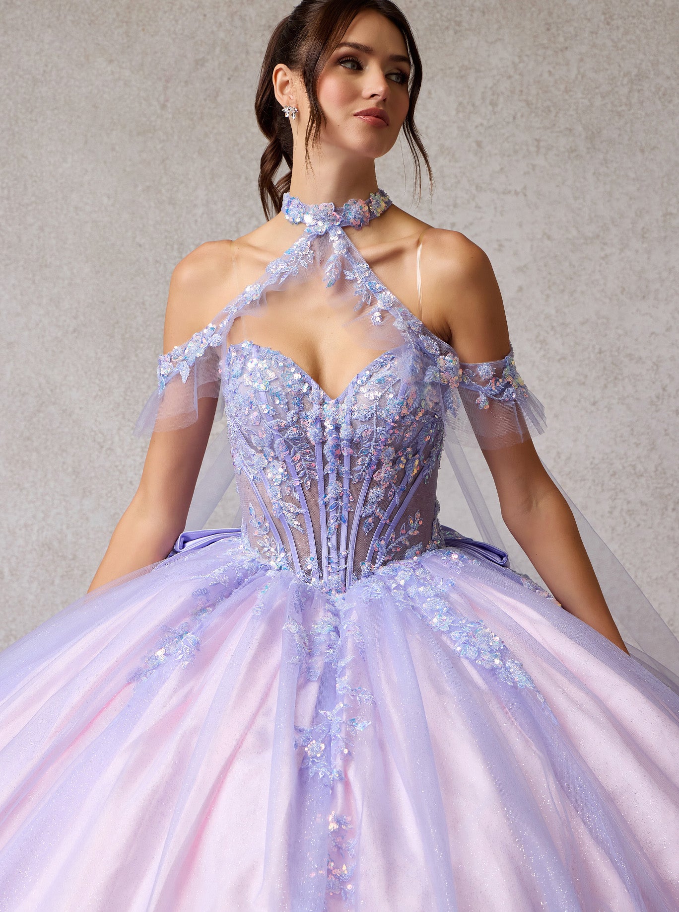 Vestido de Fiesta de Tul, Bordado, con Encaje Brillante, Cristales, Cuentas y Lentejuelas, Con Escote Halter y Capa Desmontable, Color Lilac