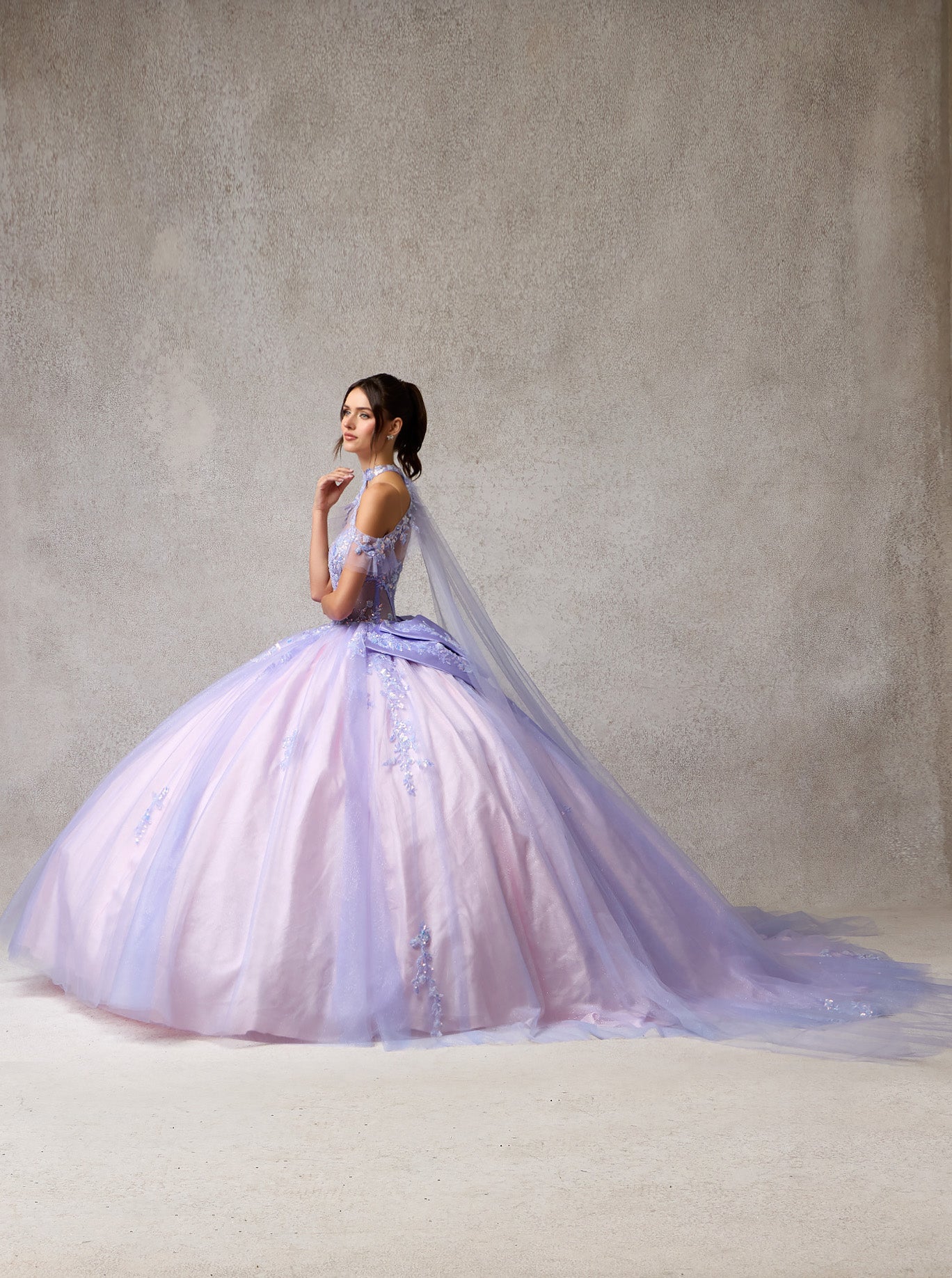 Vestido de Fiesta de Tul, Bordado, con Encaje Brillante, Cristales, Cuentas y Lentejuelas, Con Escote Halter y Capa Desmontable, Color Lilac