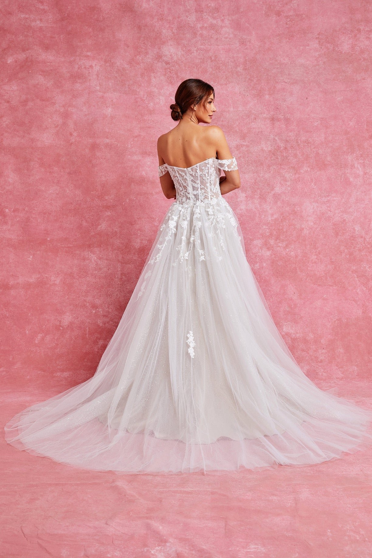 Vestido de Novia Línea A Con Hombros Descubiertos y con Abertura Color Off White Nude