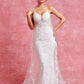 Vestido de Novia Corte Sirena, Cuello en V y Tirantes, Espalda Descubierta con Capa Larga, Color Off White.