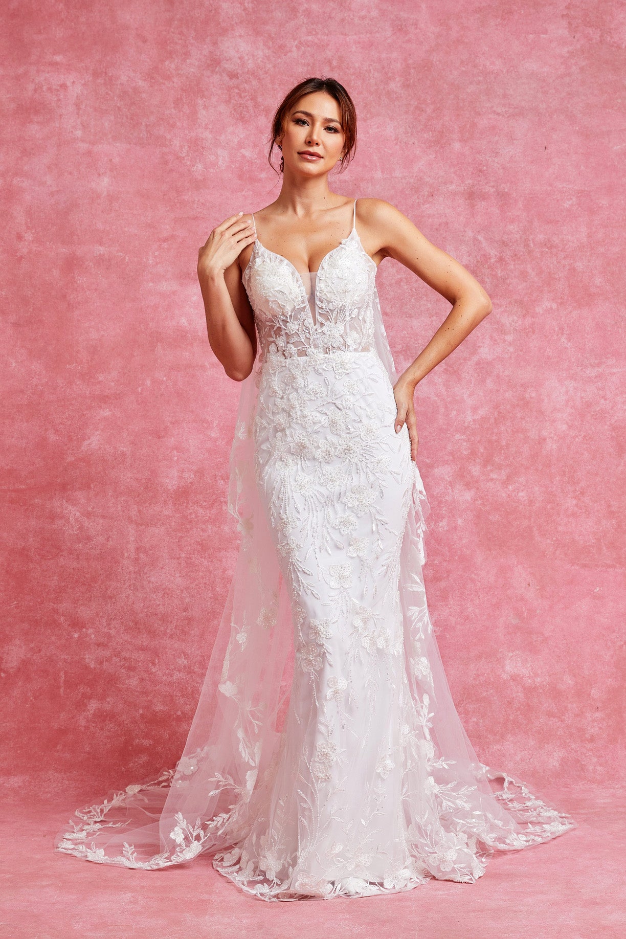 Vestido de Novia Corte Sirena, Cuello en V y Tirantes, Espalda Descubierta con Capa Larga, Color Off White.