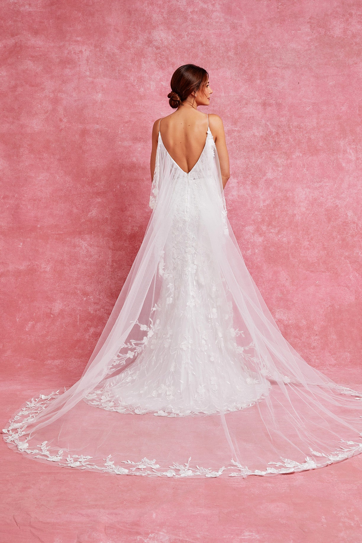 Vestido de Novia Corte Sirena, Cuello en V y Tirantes, Espalda Descubierta con Capa Larga, Color Off White.