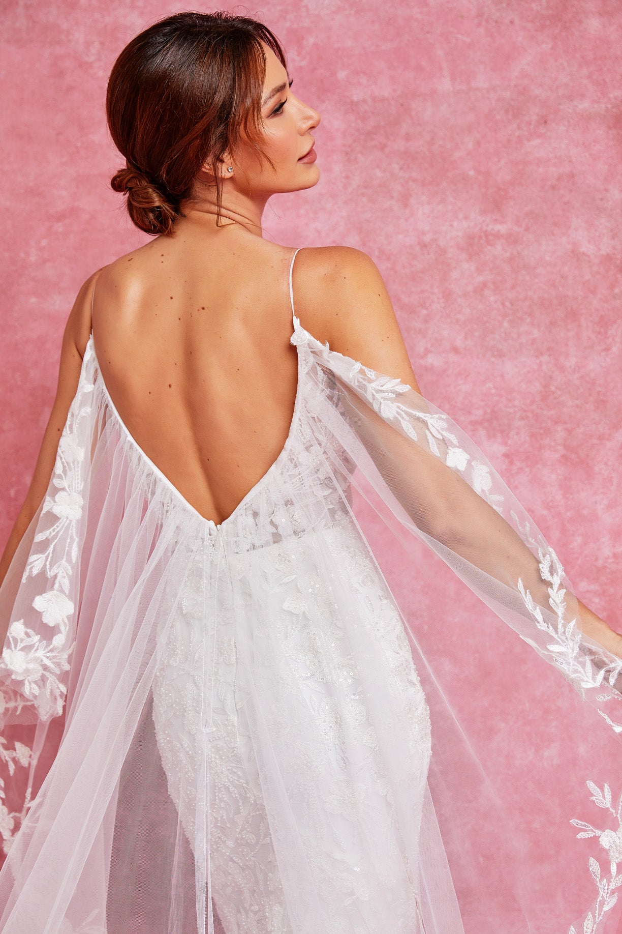 Vestido de Novia Corte Sirena, Cuello en V y Tirantes, Espalda Descubierta con Capa Larga, Color Off White.