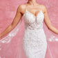 Vestido de Novia Corte Sirena, Cuello en V y Tirantes, Espalda Descubierta con Capa Larga, Color Off White.