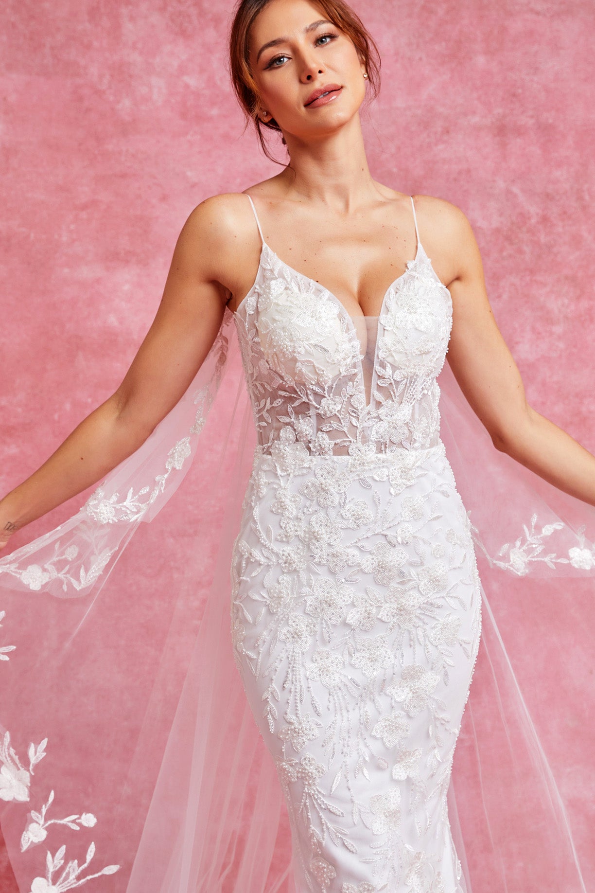 Vestido de Novia Corte Sirena, Cuello en V y Tirantes, Espalda Descubierta con Capa Larga, Color Off White.