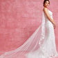Vestido de Novia Corte Sirena, Cuello en V y Tirantes, Espalda Descubierta con Capa Larga, Color Off White.
