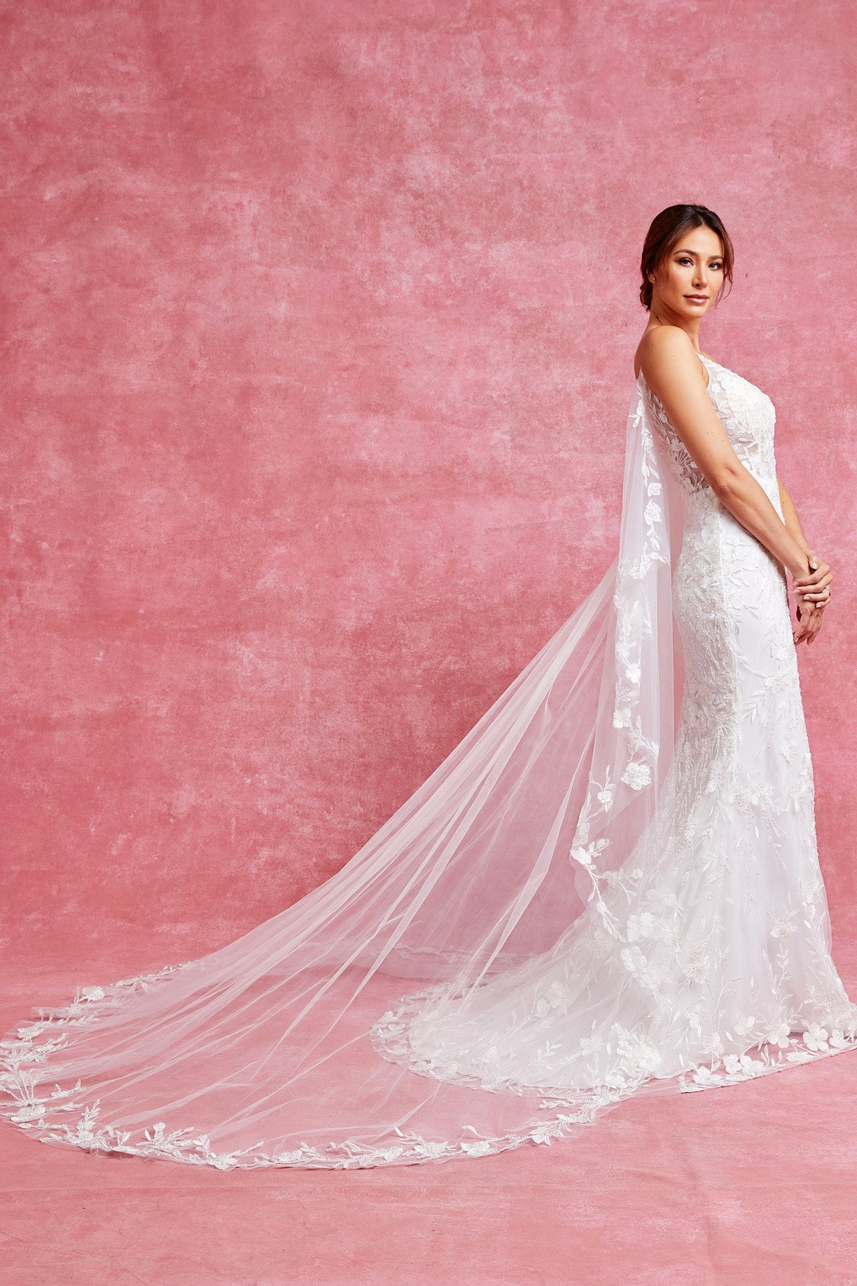 Vestido de Novia Corte Sirena, Cuello en V y Tirantes, Espalda Descubierta con Capa Larga, Color Off White.