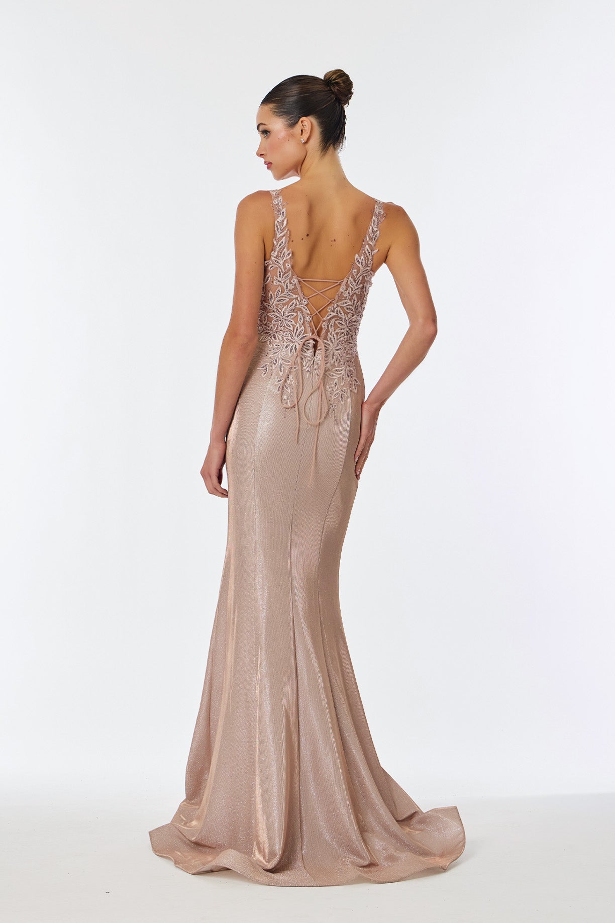 Vestido Corte Sirena Con Ti, Tirantes, Escote en V, Espalda Descubierta con Cintas, Color Blush