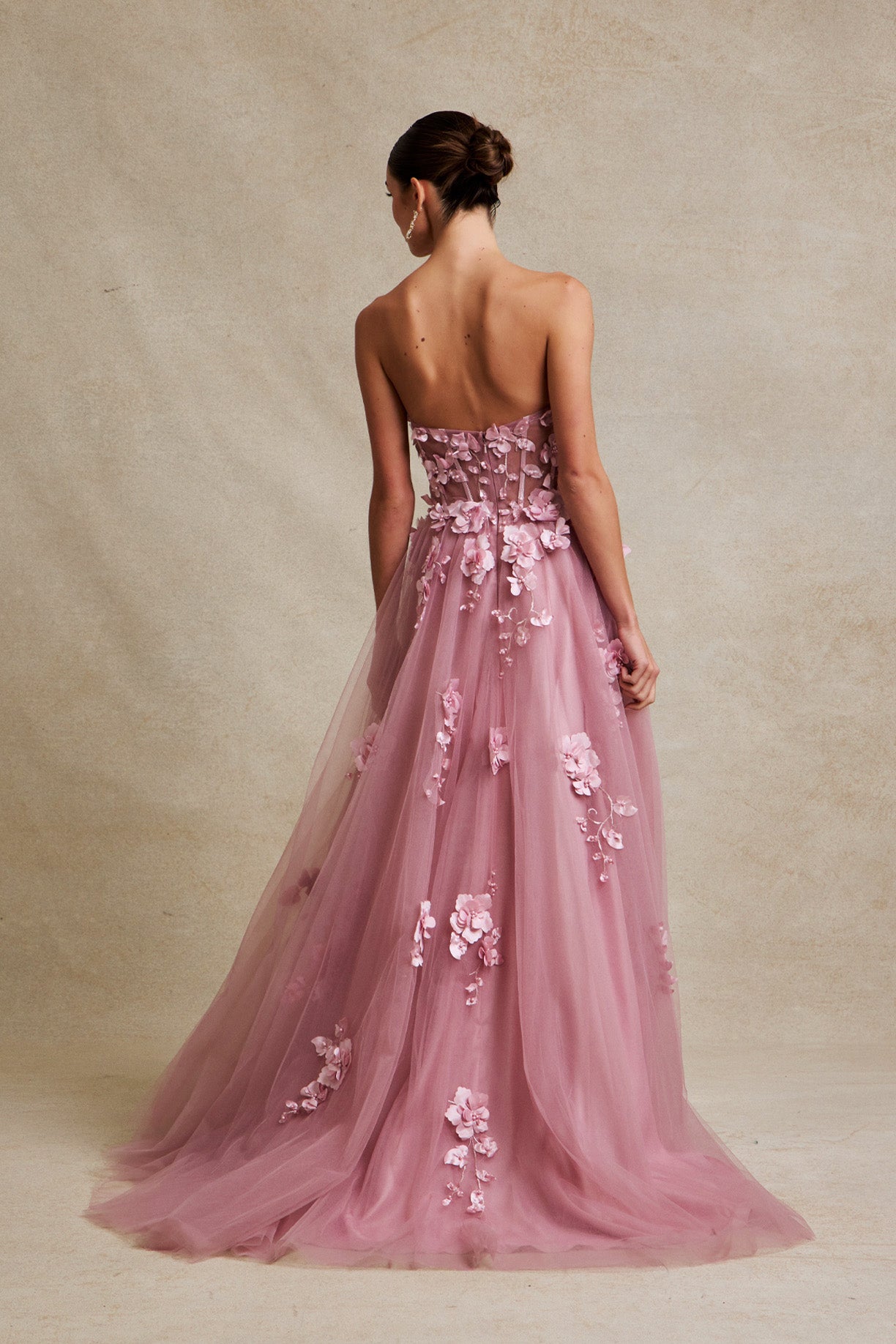 Vestido en Línea A sin Tirantes con Adornos de Flores, Color Mauve