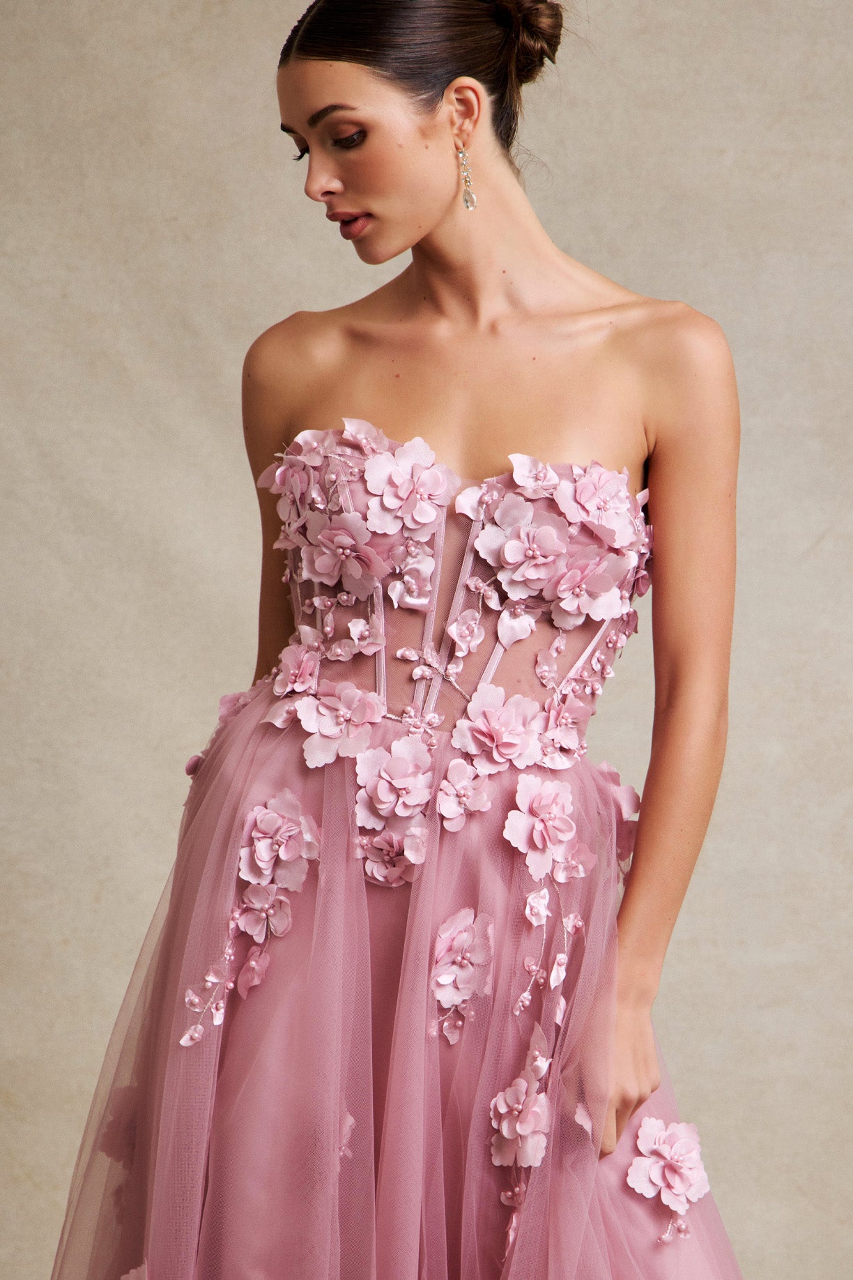 Vestido en Línea A sin Tirantes con Adornos de Flores, Color Mauve