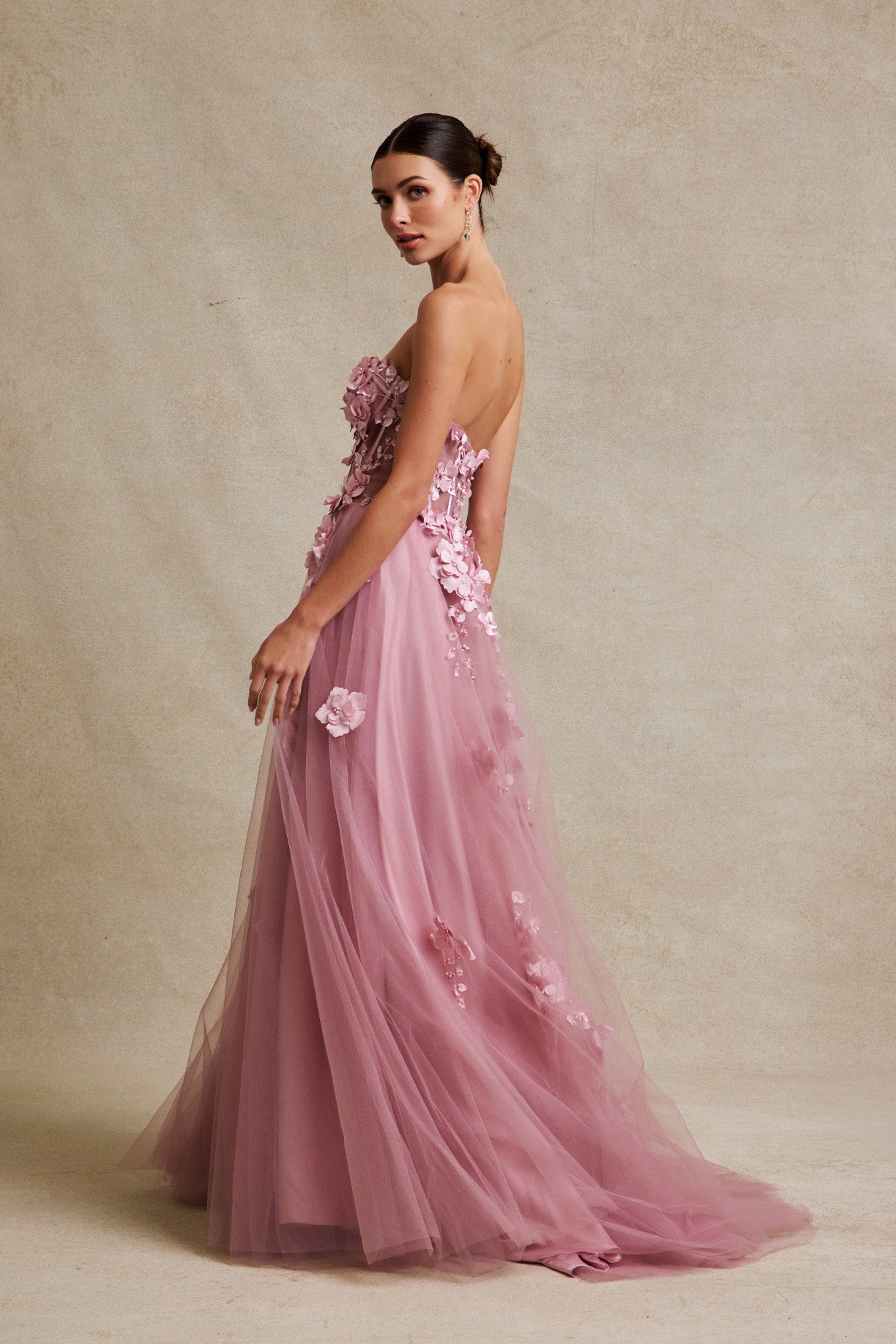 Vestido en Línea A sin Tirantes con Adornos de Flores, Color Mauve