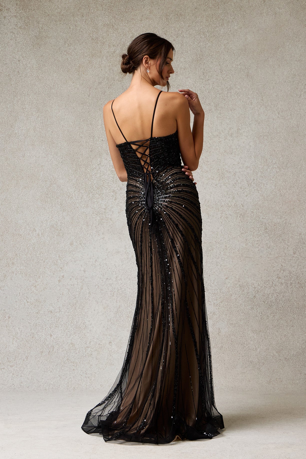 Vestido Ajustado de Tul con Aplicaciones en Lentejuelas y Cristales, Escote de Corazón, Tirantes y Abertura en la Pierna, Color Black Nude