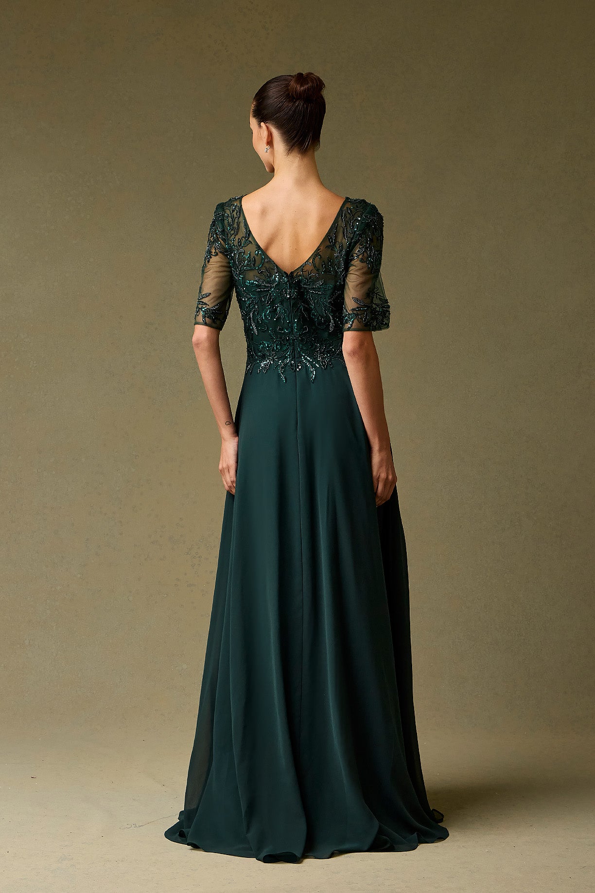 Vestido Corte Recto Manga tres cuartos, escote en V. Color Dark Green.