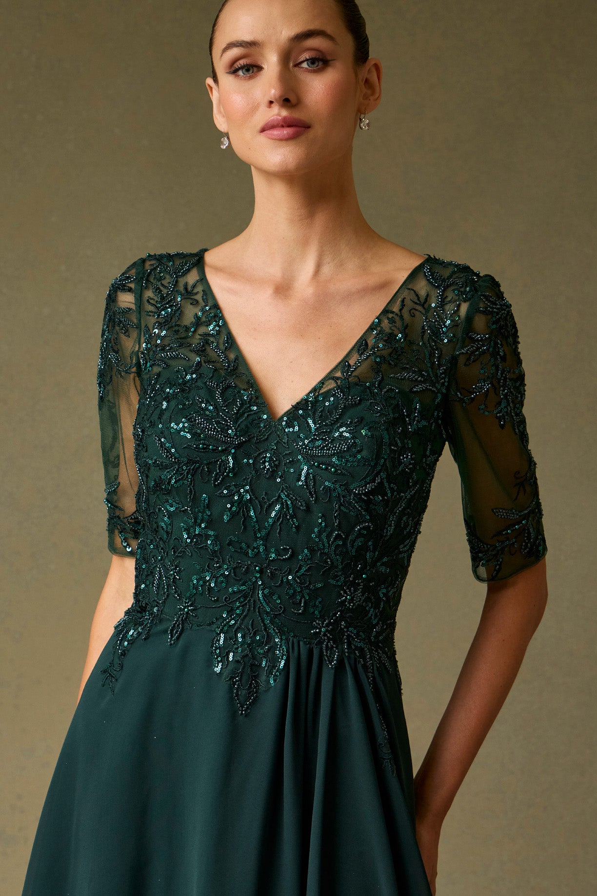 Vestido Corte Recto Manga tres cuartos, escote en V. Color Dark Green.