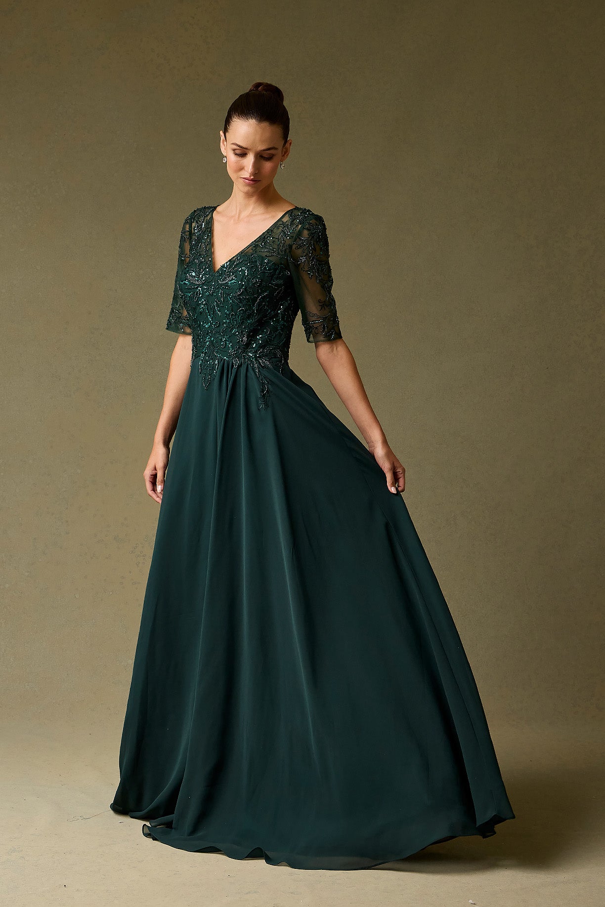 Vestido Corte Recto Manga tres cuartos, escote en V. Color Dark Green.