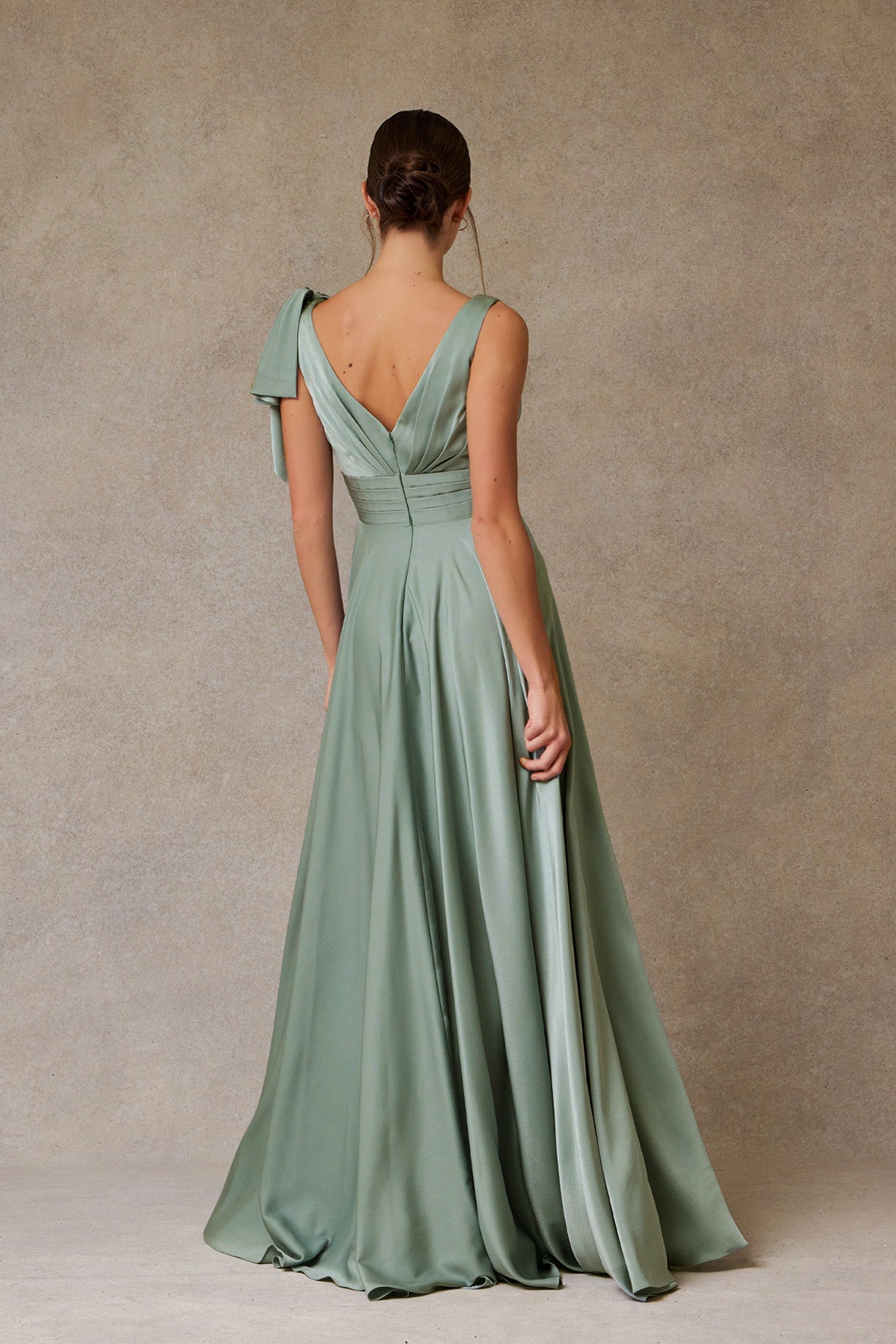 Vestido de Satén en Línea A Cuello V Color Sage.