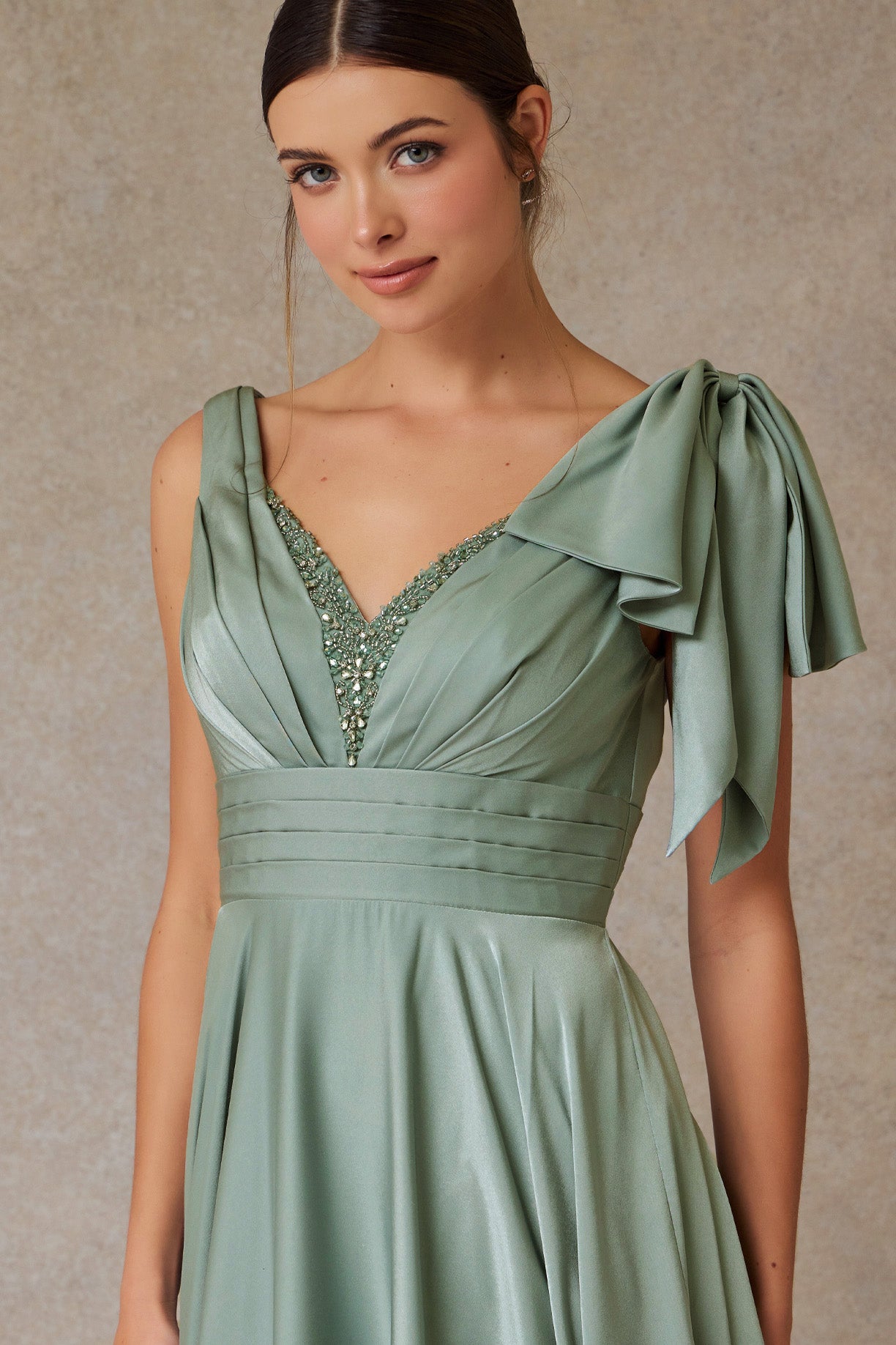 Vestido de Satén en Línea A Cuello V Color Sage.