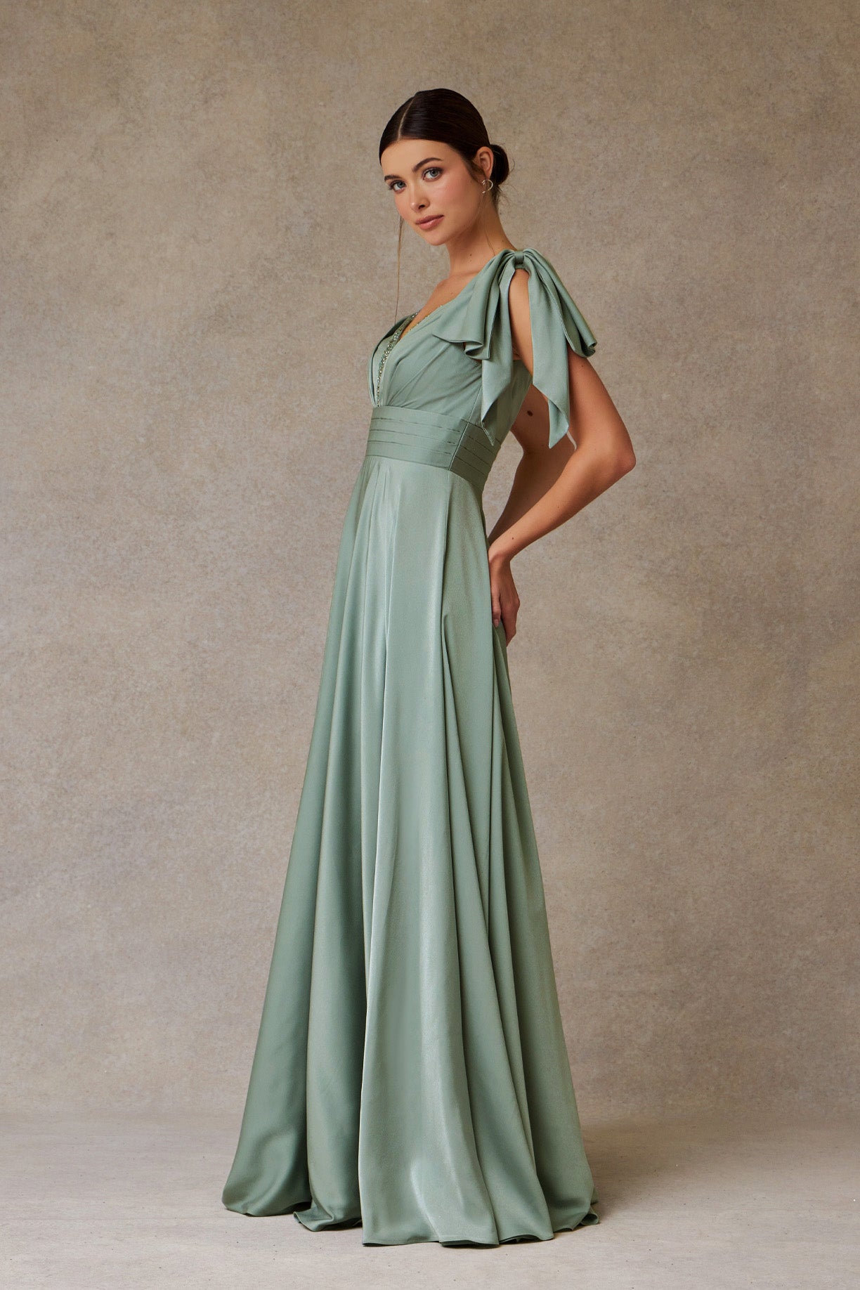 Vestido de Satén en Línea A Cuello V Color Sage.