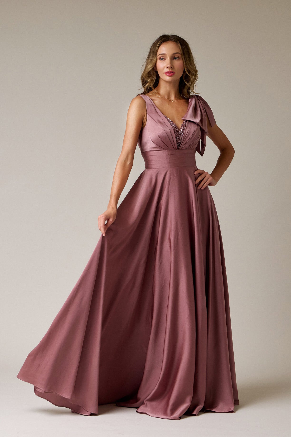 Vestido de Satén en Línea A Cuello V, Colores Sage y Mauve
