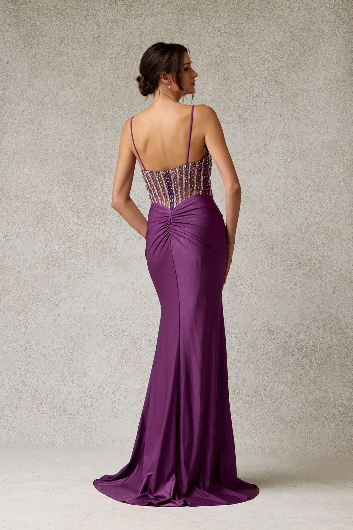 Vestido de Satén con Escote de Corazón y Aplicaciones de Cristales con Tirantes, Color Plum