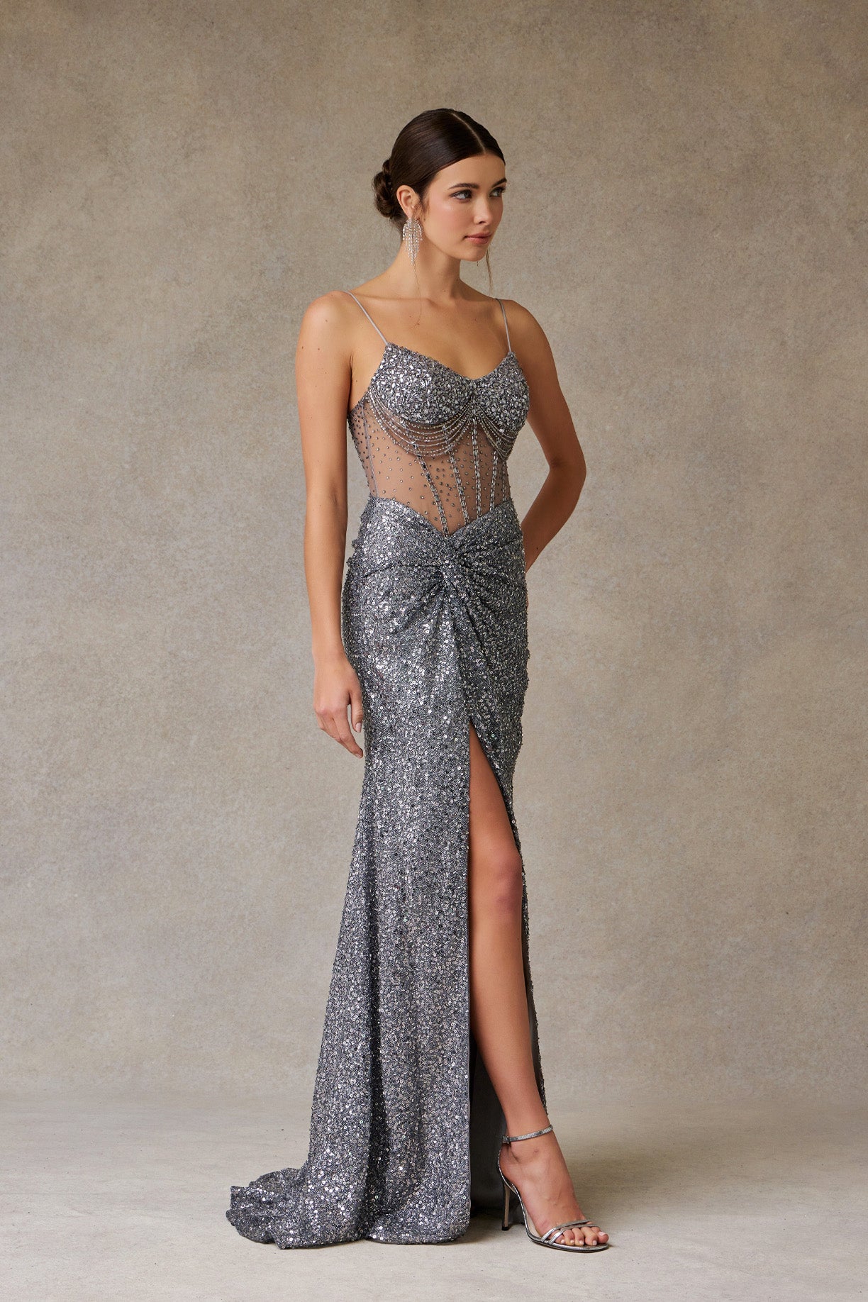 Vestido Recto con Aplicaciones en Lentejuela y Pedrería con Abertura en la Pierna Color Dark Silver