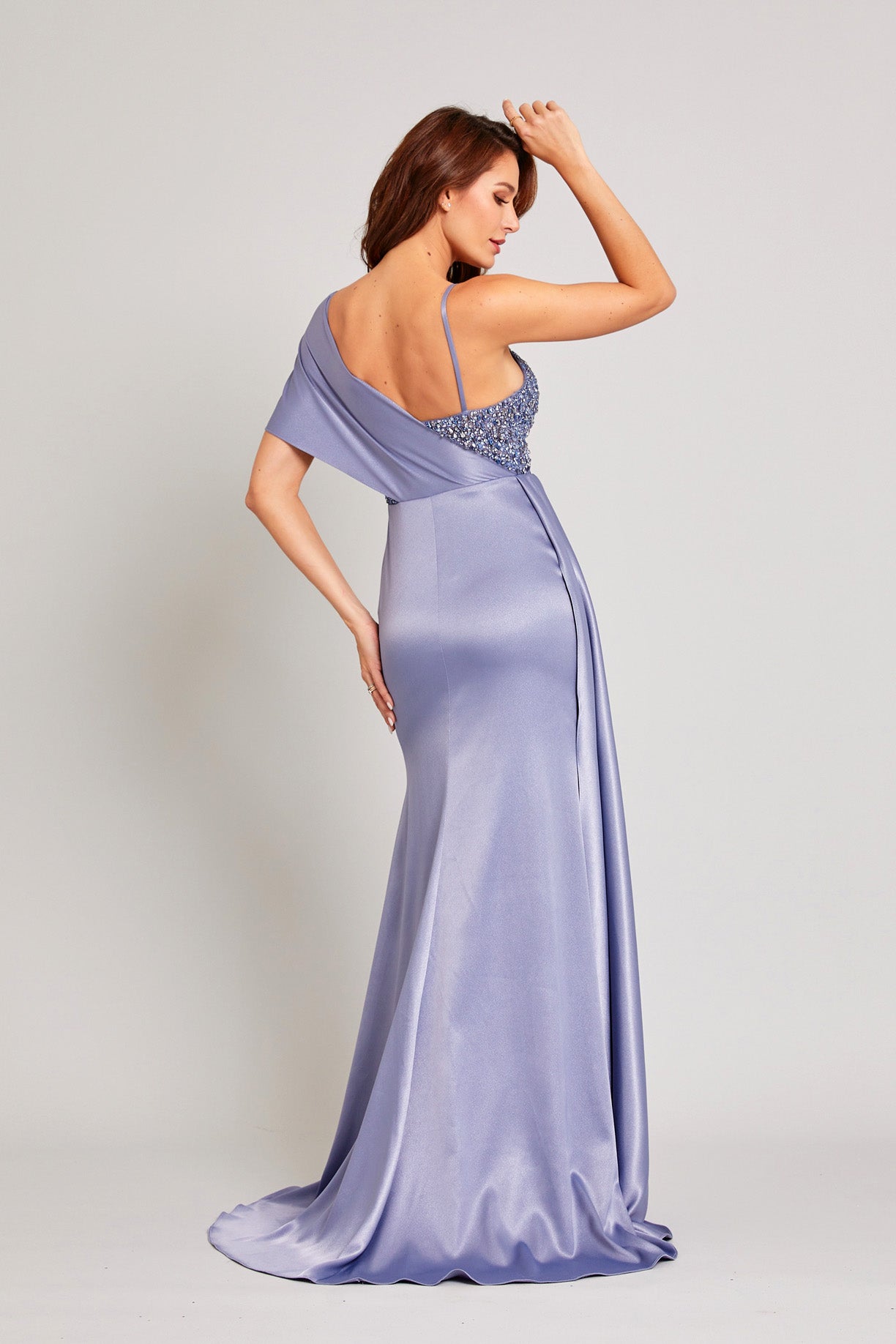 Vestido con un Hombro Escote en Corazón y con Apertura Color Smokey Blue.