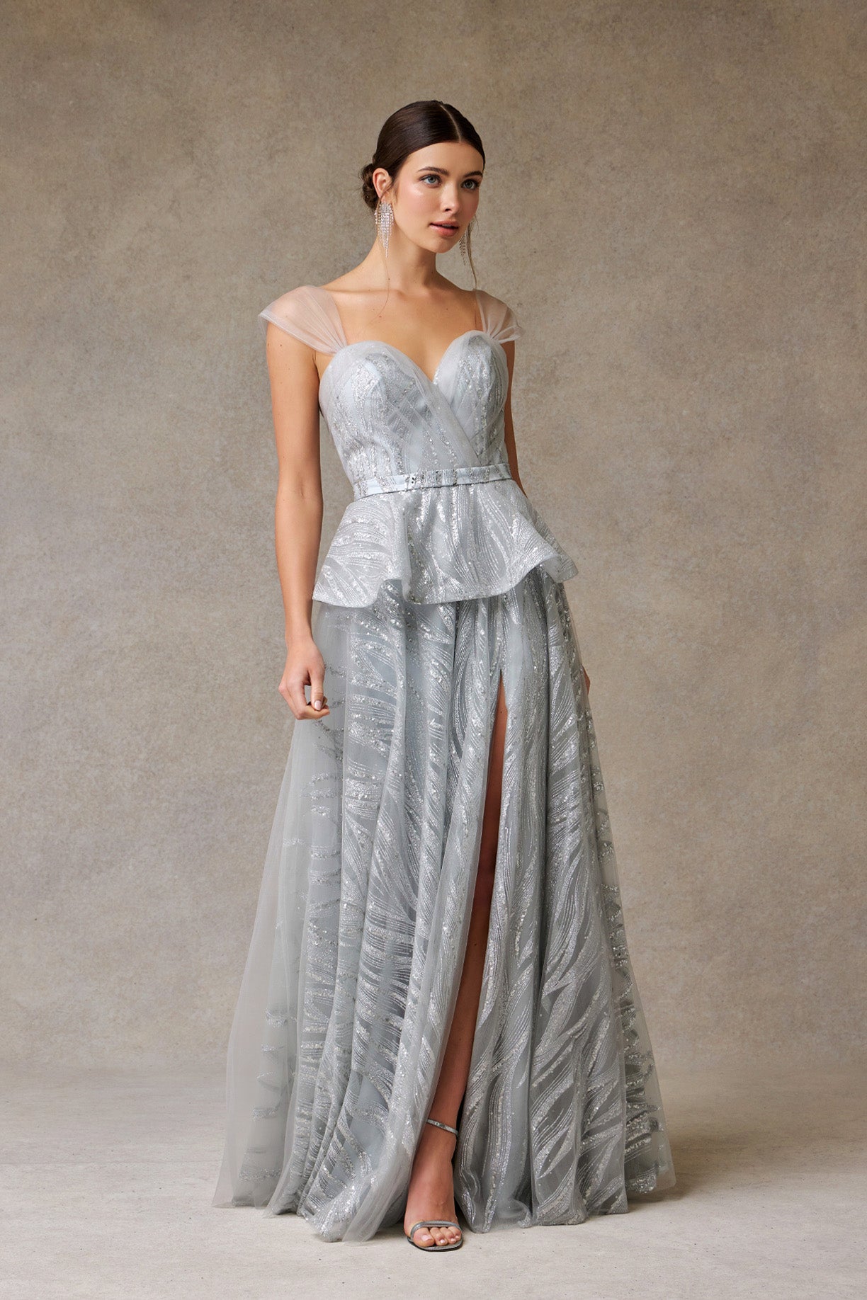 Vestido Línea A Con Hombros Decubiertos Color Silver.