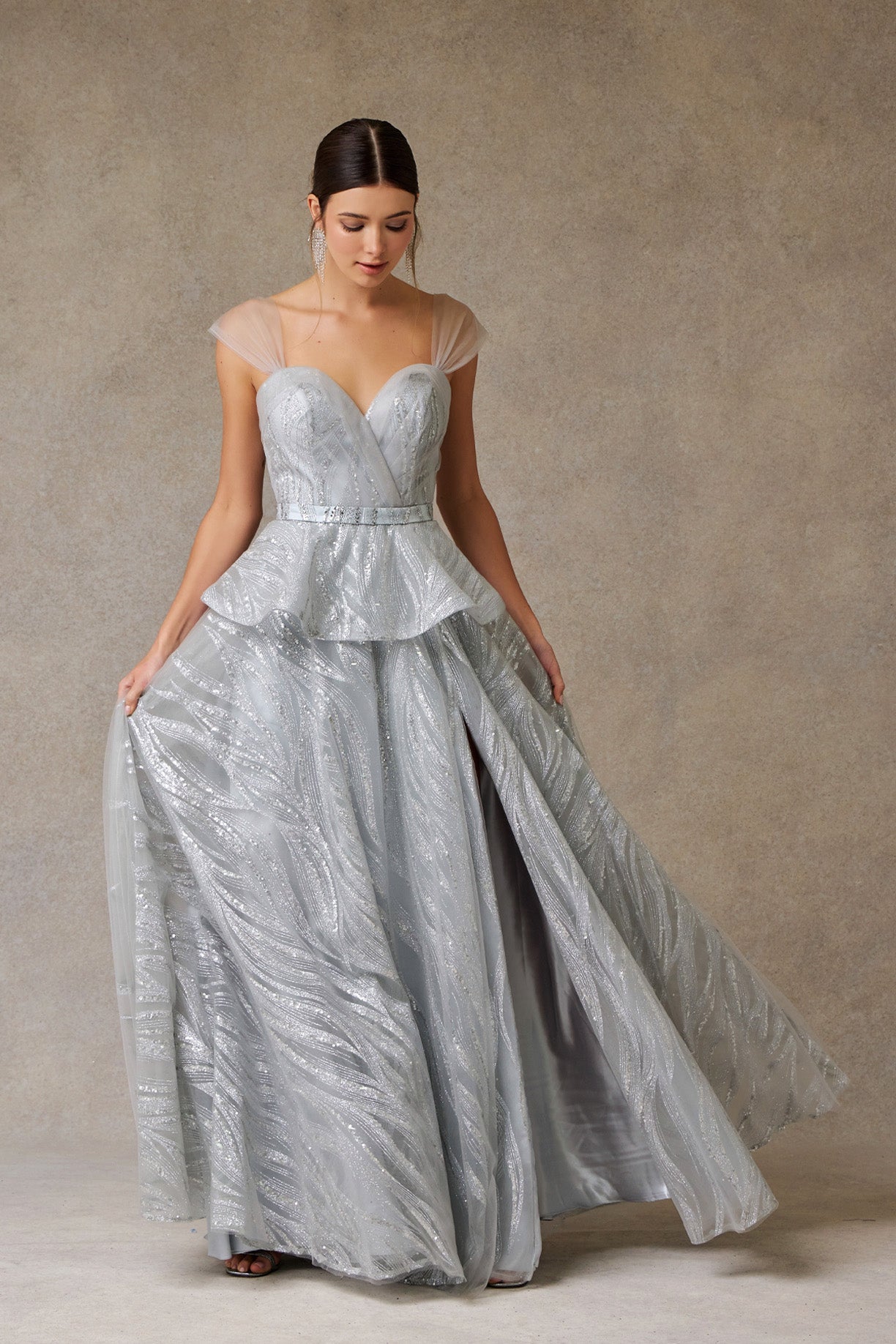 Vestido Línea A Con Hombros Decubiertos Color Silver.