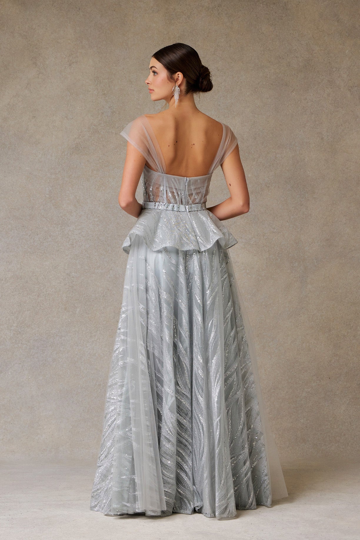 Vestido Línea A Con Hombros Decubiertos Color Silver.
