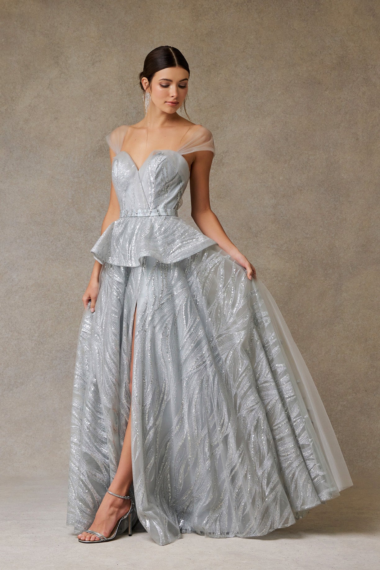 Vestido Línea A Con Hombros Decubiertos Color Silver.