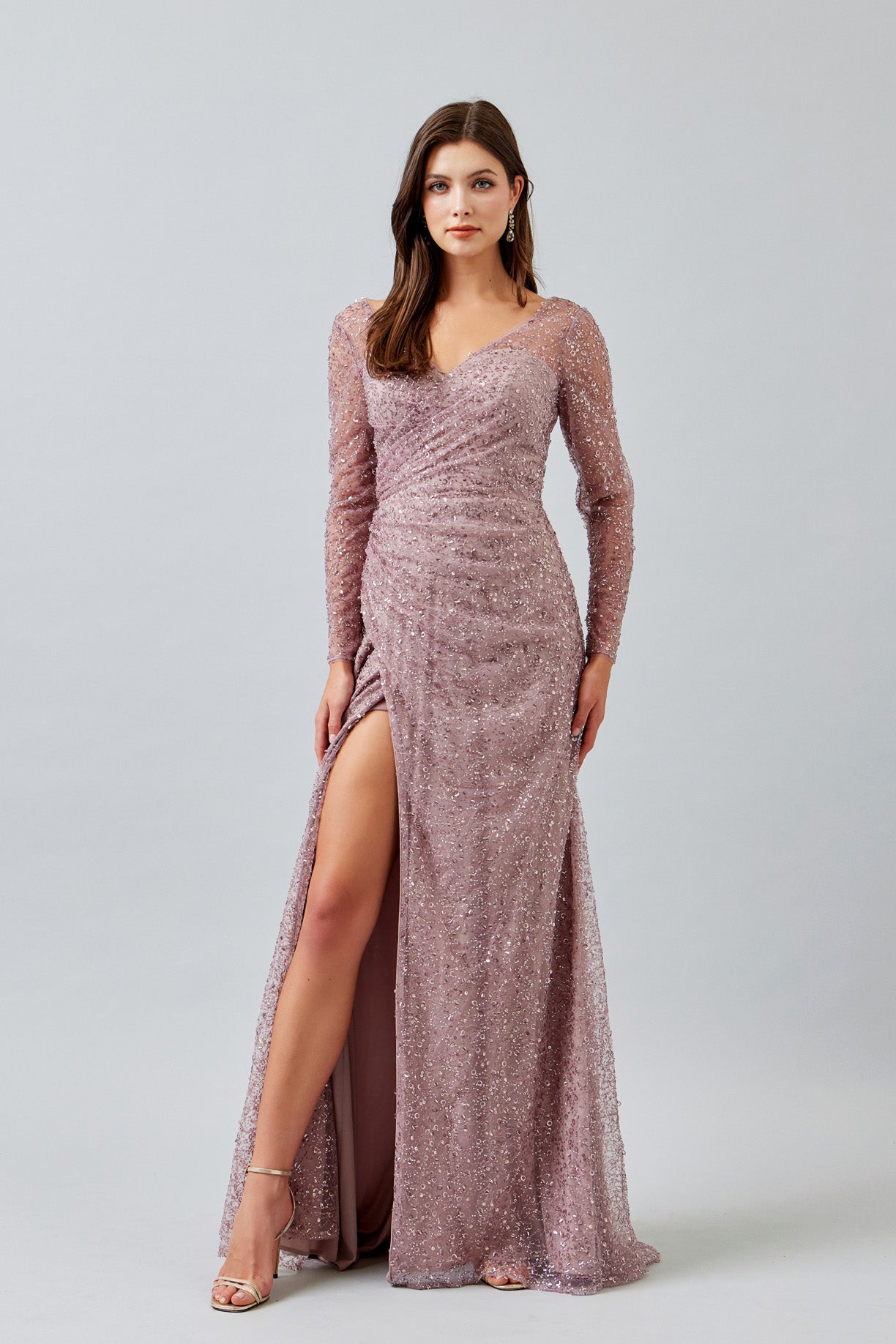 Vestido de Tul Bordado con Cuentas y Lentejuelas de Manga Larga y Abertura en la Pierna, Color Mauve
