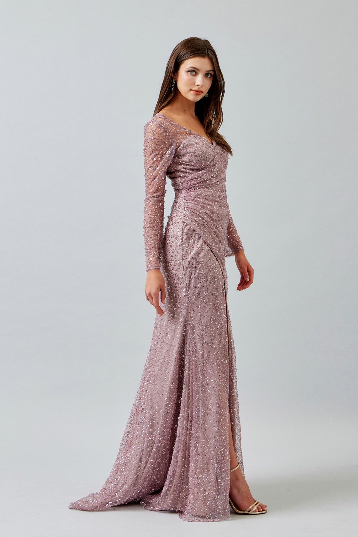 Vestido de Tul Bordado con Cuentas y Lentejuelas de Manga Larga y Abertura en la Pierna, Color Mauve