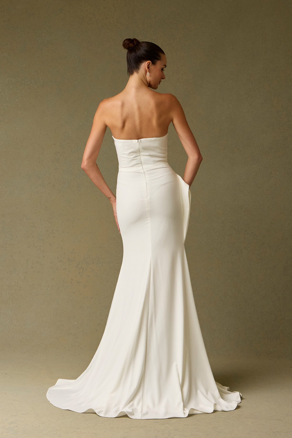 Vestido de Novia Entallado, Escote Ojo de Gato y Abertura en la Pierna, Color Off White