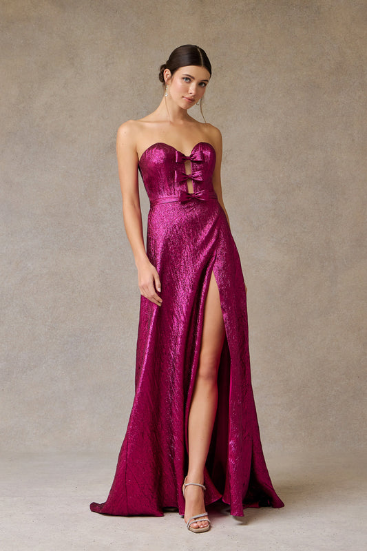 Vestido en Línea A con Abertura en la Pierna Escote de Corazón con Moños Color Magenta