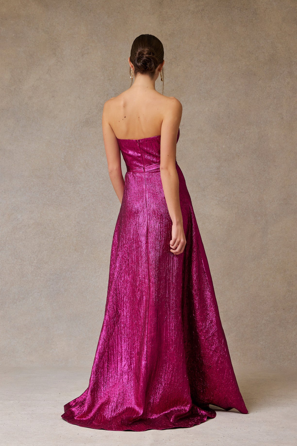 Vestido en Línea A con Abertura en la Pierna Escote de Corazón con Moños Color Magenta