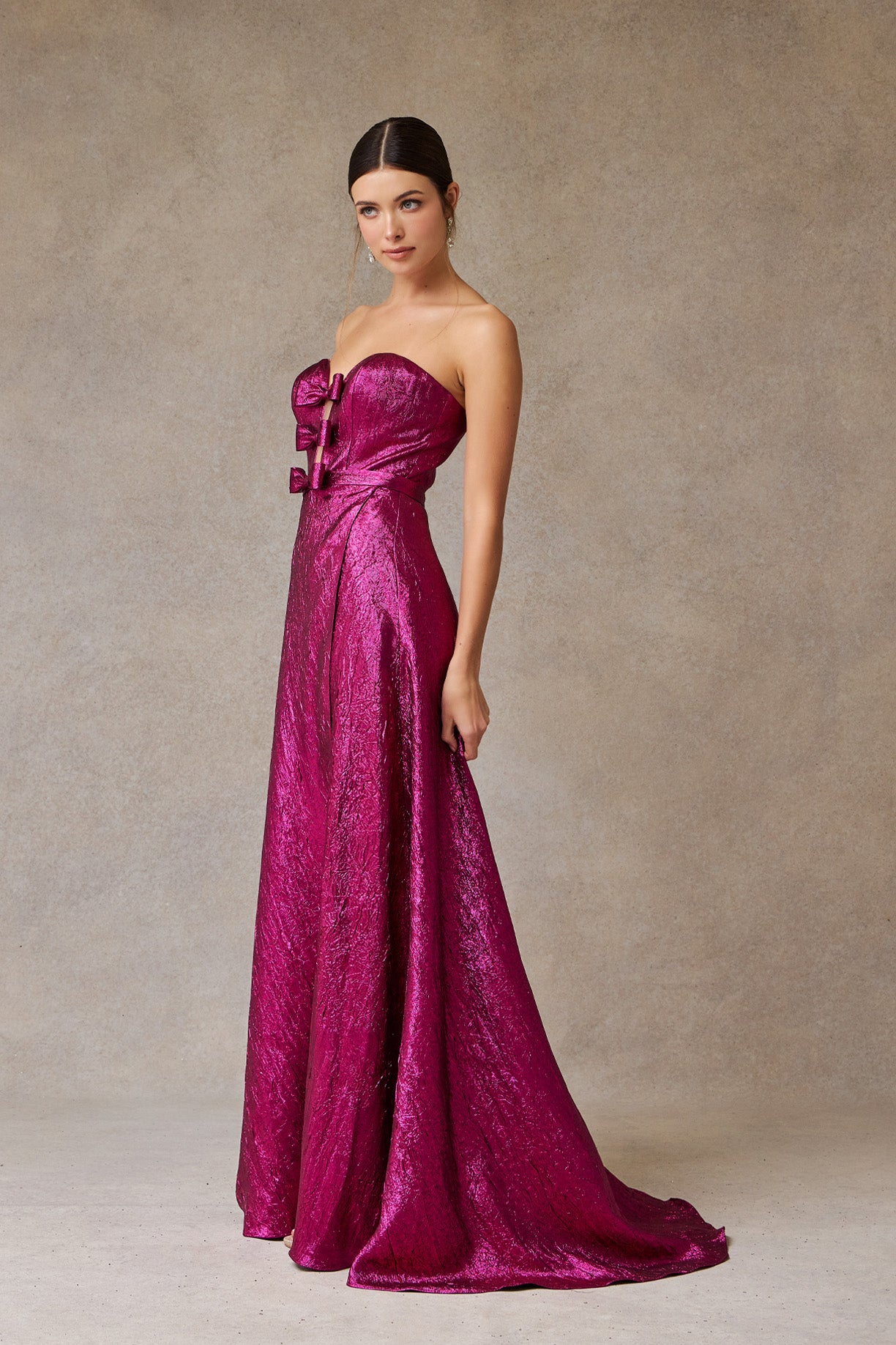 Vestido en Línea A con Abertura en la Pierna Escote de Corazón con Moños Color Magenta