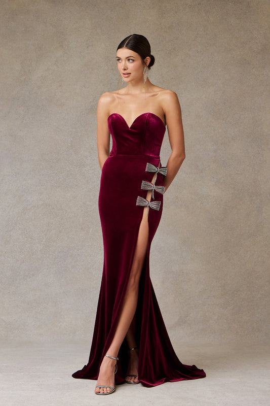 Vestido de Terciopelo  Corte Sirena Escote Corazón y Abertura en la Pierna Color Wine.