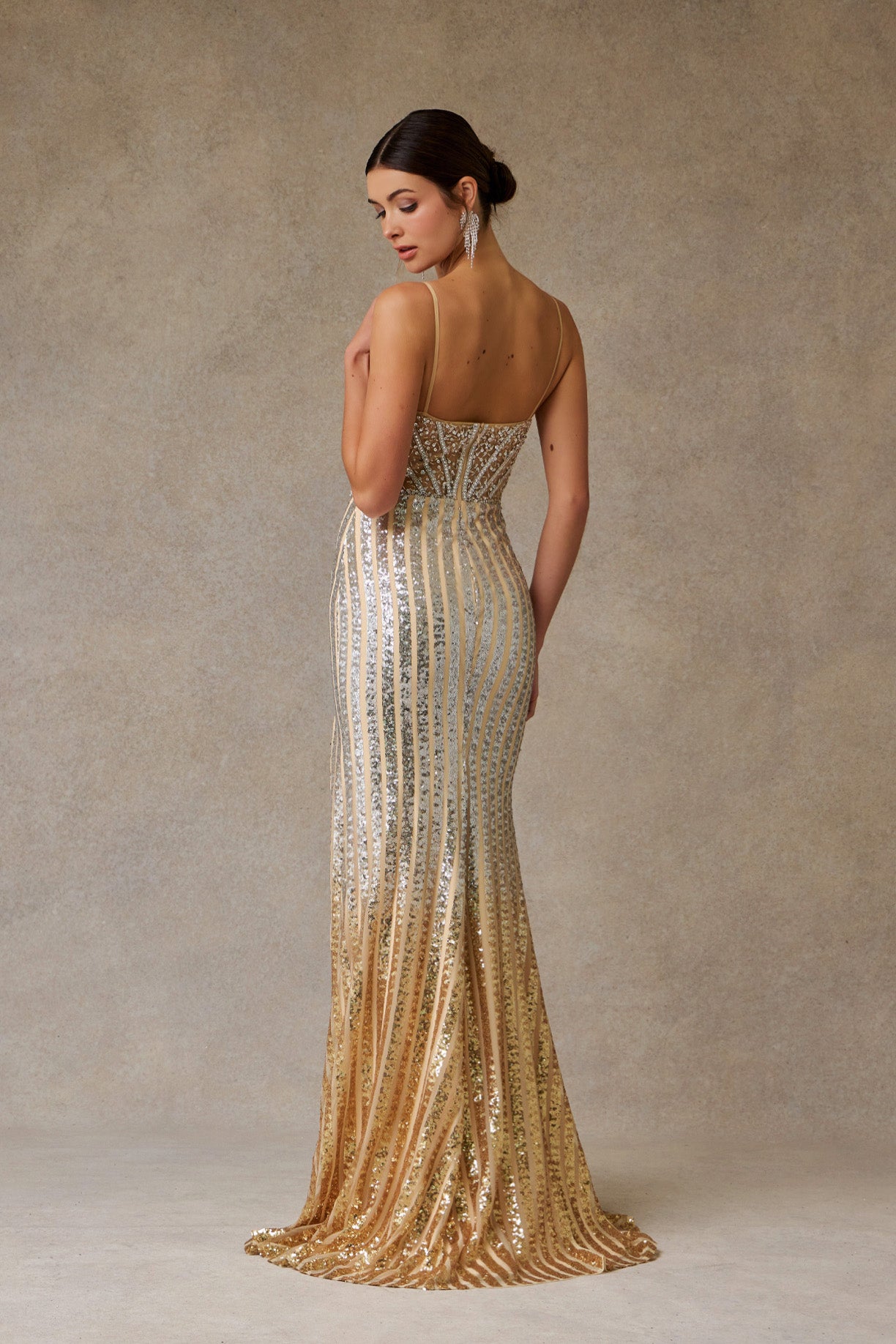 Vestido Línea Recto con Lentejuelas ny con Abertura en la Pierna Color Silver Nude