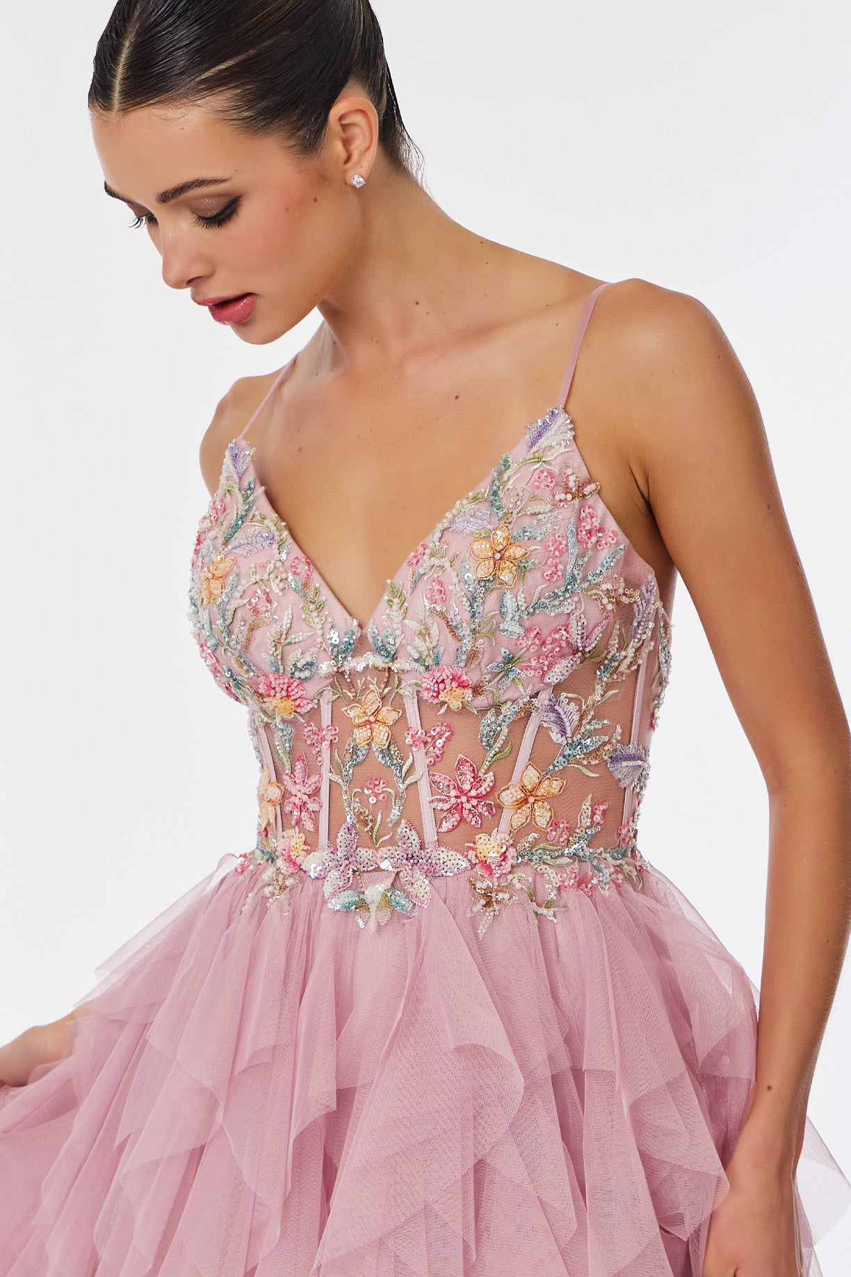 Vestido de Tul con Falda en Olanes y Corsé con Encaje, Cuentas y Lentejuelas, Color Mauve