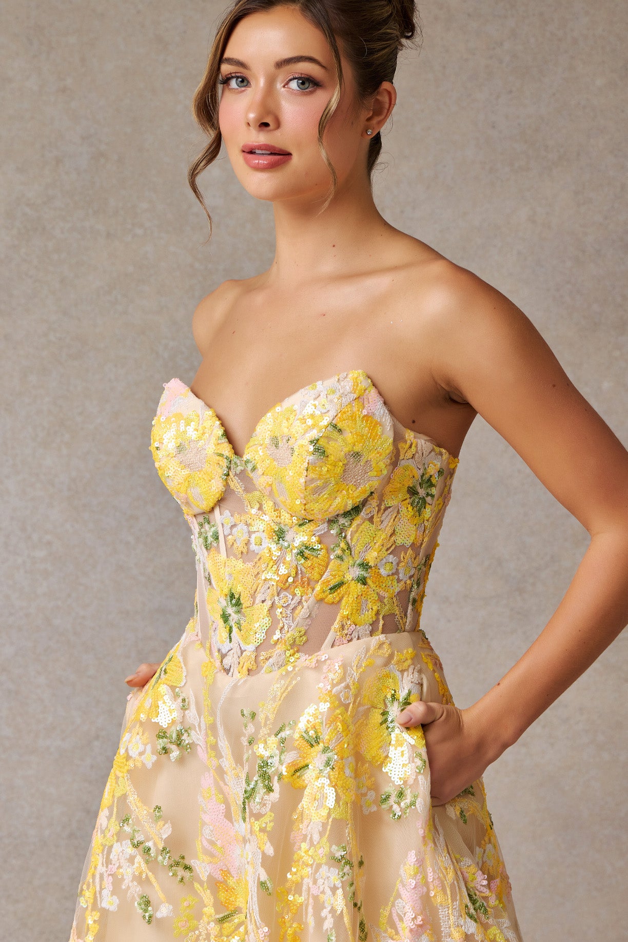 Vestido  Corte A Sin Tirantes y Escote Corazón Color Yelow Print.