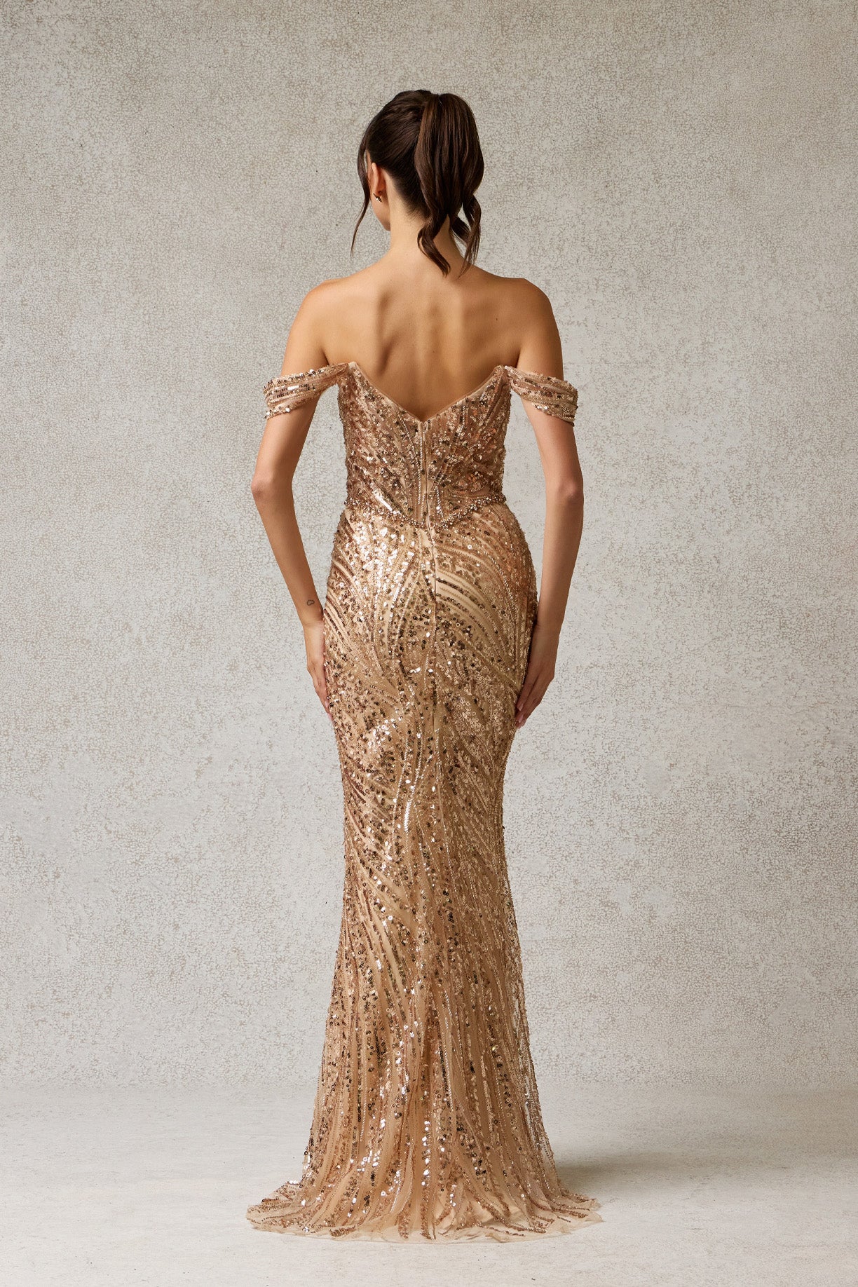 Vestido Recto de Tul con Tirantes Gruesos Ajustables, Bordado con Lentejuelas y Cristales, Colores Black Nude y Gold