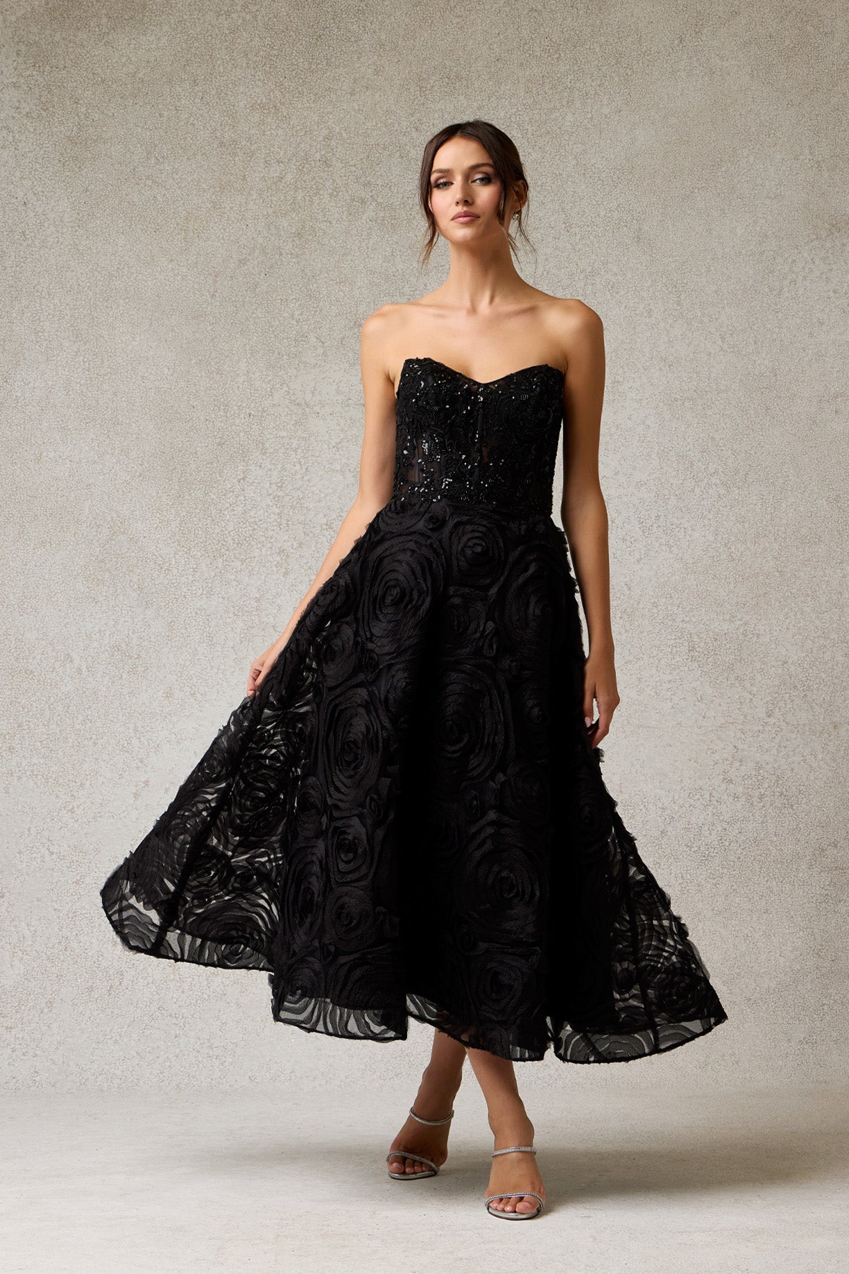 Vestido Corte Midi en A de Tul con Encaje, Cuentas, Lentejuelas y Perlas, Color Black