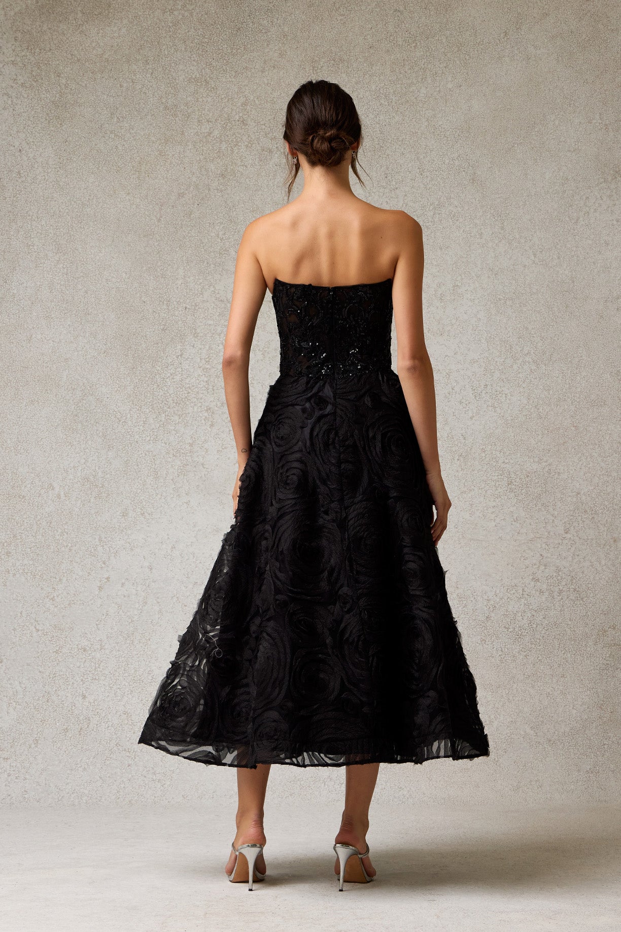Vestido Corte Midi en A de Tul con Encaje, Cuentas, Lentejuelas y Perlas, Color Black