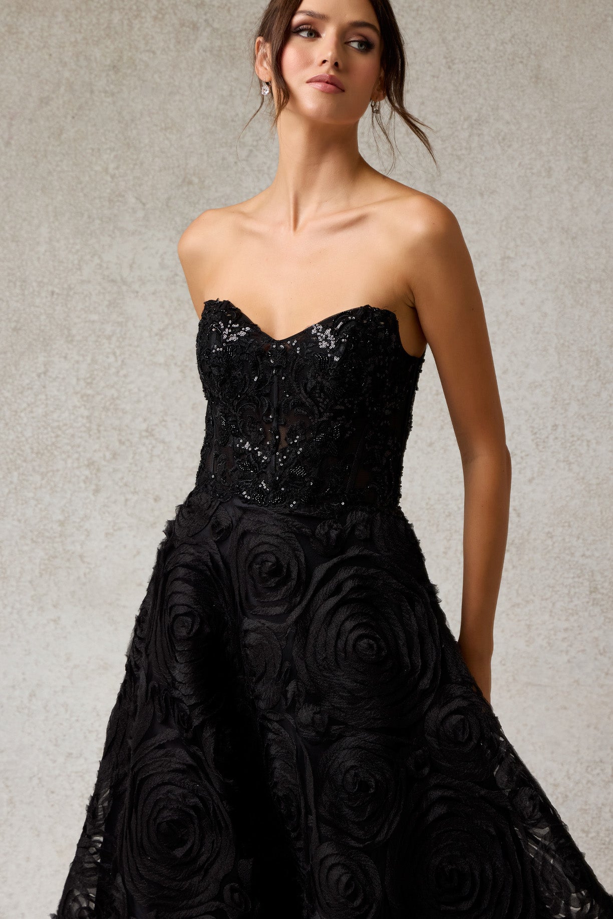 Vestido Corte Midi en A de Tul con Encaje, Cuentas, Lentejuelas y Perlas, Color Black
