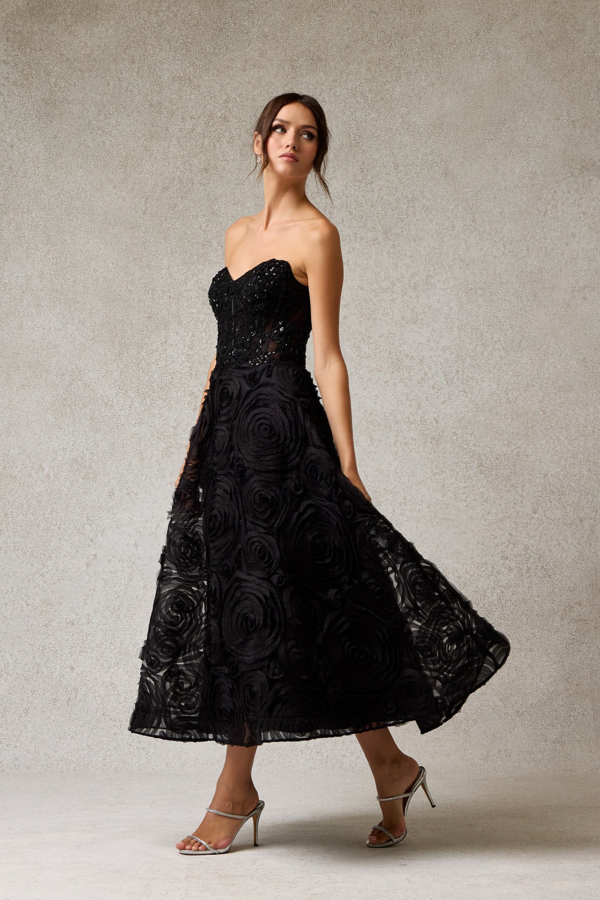 Vestido Corte Midi en A de Tul con Encaje, Cuentas, Lentejuelas y Perlas, Color Black